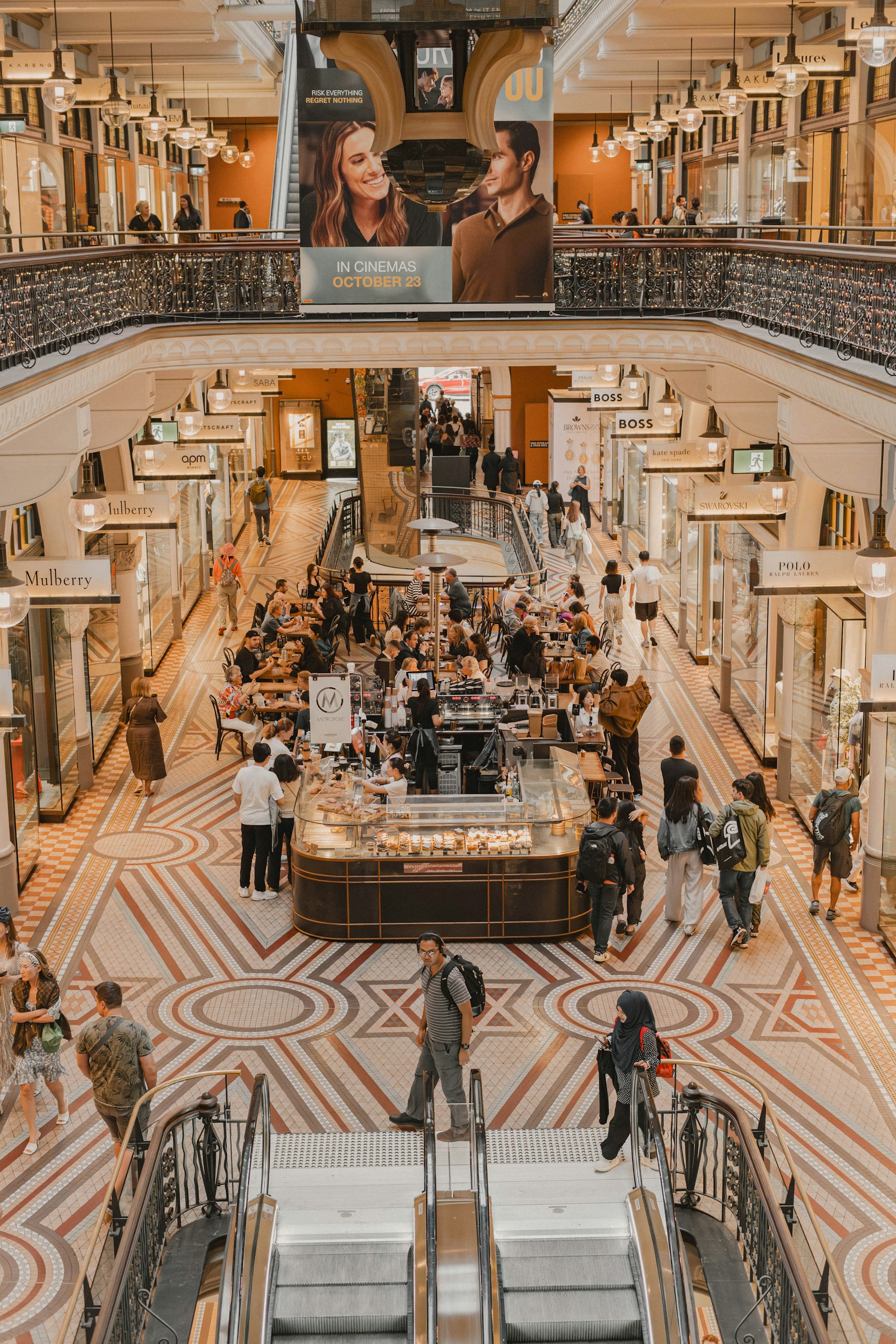 Consumidora vivendo uma experiência de compra com vantagens
